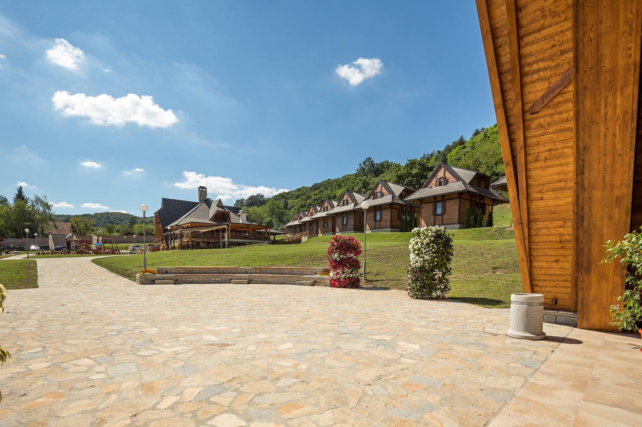 Bed and Breakfast Etno Naselje Vrdnicka Kula Vrdnik Exterior foto